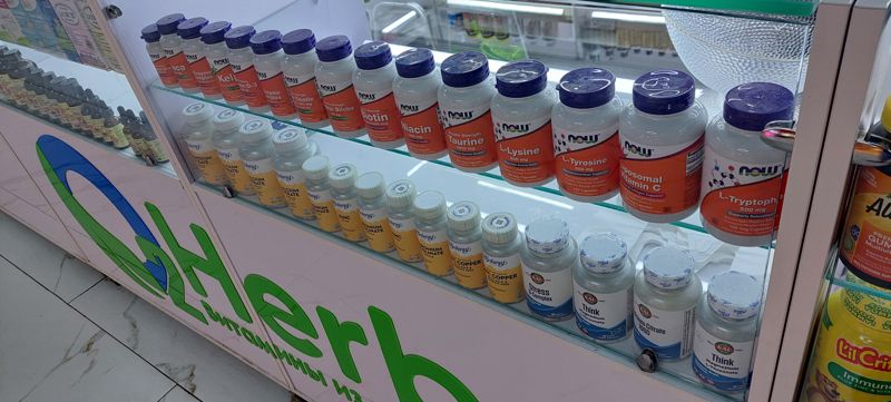 Витрина O2 Herbs: NOW (аминокислоты, ниацин, биотин, липосомальный C), Solaray (кальций, цинк, хром), KAL
