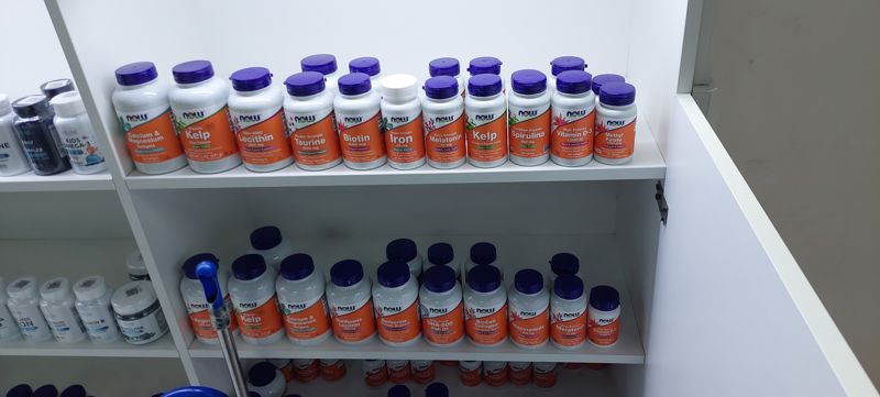 Стеллаж O2 Herbs, крупно: NOW — кальций-магний, кельп, лецитин, таурин, биотин, железо, мелатонин, спирулина, D-3, берберин, DHA-500