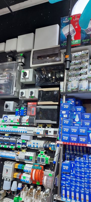 Верх стенда электрики: щитки, переключатели, мультиметр UNI-T, лампы Dusel LED и TESS
