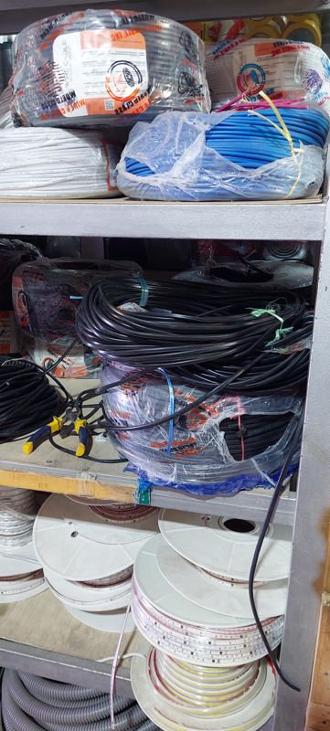 Стеллаж с бухтами кабеля World Class Wire and Cable, светодиодными лентами на катушках и гофрой