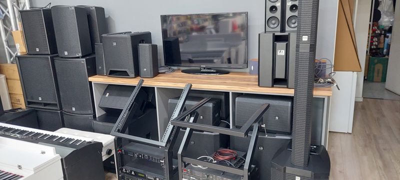Акустические системы HK Audio и LD Systems, телевизор и стойки для рэка в магазине