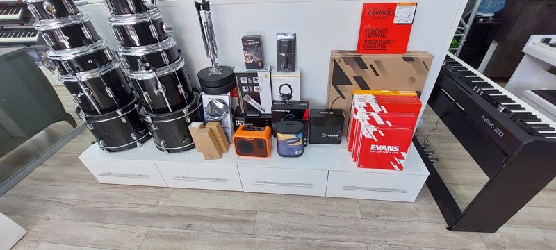 Ударная установка, барабанные пластики Evans, комбоусилитель, наушники и микрофоны на витрине