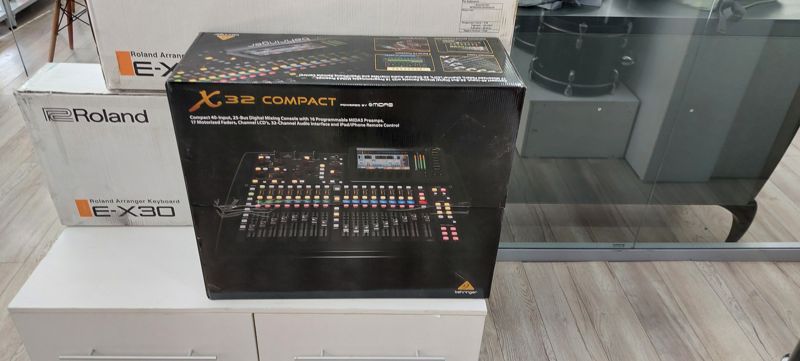 Коробки с цифровым микшером Behringer X32 Compact и синтезаторами Roland E-X30