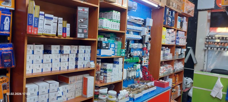 Магазин электрики под углом: шкаф с автоматами CHNT, ESS, Viko, щитовой стенд на синей панели с автоматами и контакторами, прилавок с наконечниками, стенд INGCO слева