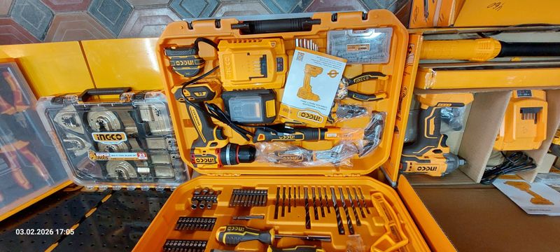 Крупно открытый кейс INGCO: аккумуляторная дрель-шуруповёрт Brushless, зарядное устройство, аккумулятор, набор бит и свёрл, плоскогубцы, молоток, отвёртка; слева набор полотен Multi Tool Blade Set, 23 шт
