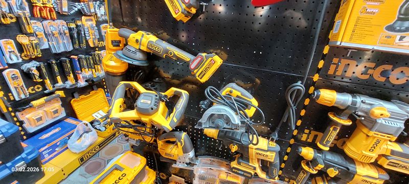 Стенд INGCO: аккумуляторная эксцентриковая полировальная машина 20V Brushless, миксер строительный, дисковая пила, лобзик, перфораторы, кейсы; слева ручной инструмент и зарядные устройства
