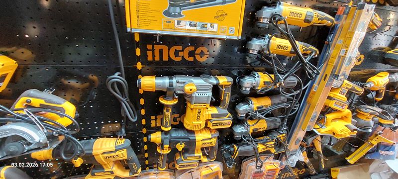 Стенд INGCO: аккумуляторные перфораторы 20V, сетевой перфоратор, дисковая пила, болгарки, длинные уровни, сабельная пила; сверху коробка многофункционального инструмента