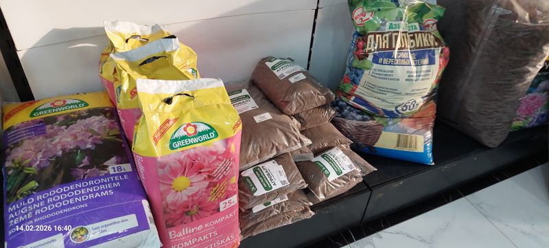 Полка с торфом и грунтами: Greenworld для рододендронов 18 л, Greenworld Ballino Kompakt 25 л, мешки кислого торфа Агробалт Elagro 2, 5 и 10 л, мешок «Азбука Роста для голубики, лесных ягод и вересковых растений» 50 л