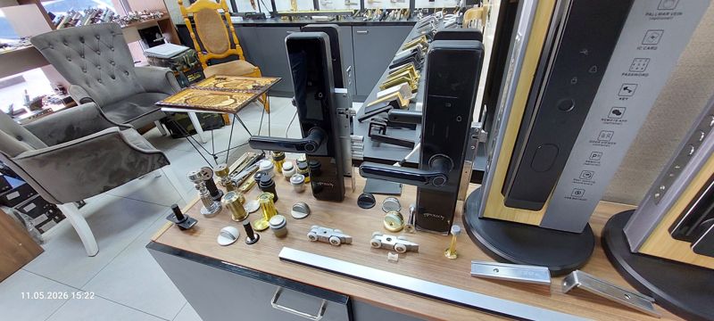 Витрина с электронными замками Apollo, образцами глазков, стопоров, роликов и планок на столешнице