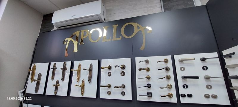 Стенд Apollo: золотая объёмная надпись «APOLLO», белые панели с классическими дверными ручками на планках и розетках, кондиционер