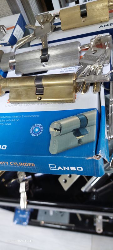 Витрина с цилиндровыми механизмами замков Anbo в магазине дверей, коробка Security Cylinder