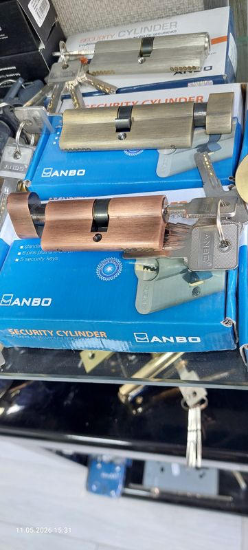 Витрина с цилиндровыми механизмами замков Anbo Security Cylinder: латунь старая, медь, никель
