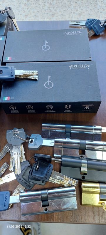 Цилиндровые механизмы замков Status на деревянном столе, чёрные коробки Apollo Door Furniture (Italy Style), ключи