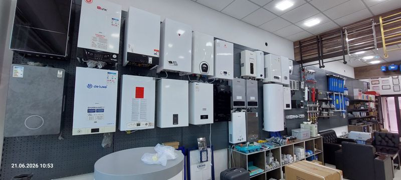 Стена магазина отопления: настенные котлы, водонагреватели, газовые колонки, коллекторы, фильтры для воды