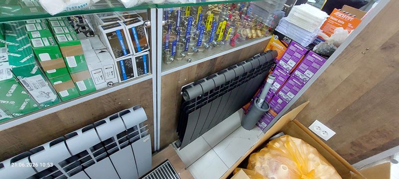 Витрина с шаровыми кранами, арматурой Caleffi и Sanitary Ware, клеем Adhesivau, ниже радиаторы отопления