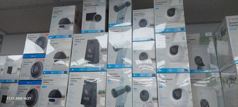 Полка с коробками умных камер EZVIZ: Smart Home Camera C7 Dual, C6c, S10, H8c Pro, аккумуляторные Battery Camera EB3 и CB1, глазок-звонок DP2