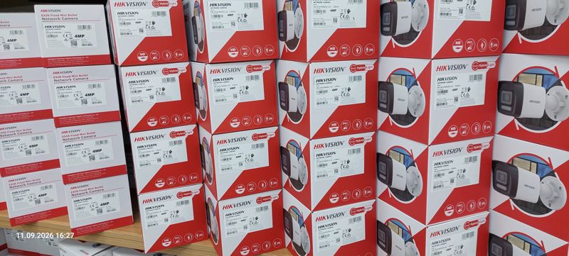 Стопки коробок камер Hikvision: Smart Hybrid Light DS-2CD1043G2-LIU (красно-белые) и EXIR Fixed Mini Bullet DS-2CD1043G2-I (белые слева), 4 Мп, 2.8 мм