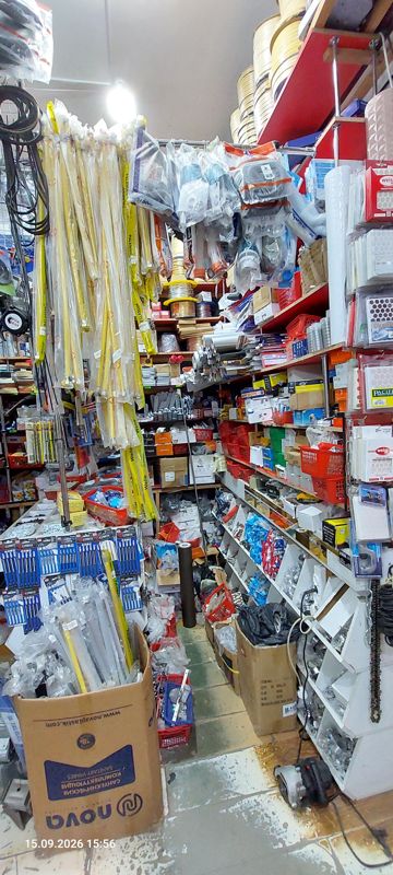 Тесный отдел сантехники и метизов: газовые шланги в жёлтой оплётке, свёрла Orbita, крепёж в корзинах, пластиковые панели и решётки, коробка Nova Plastik
