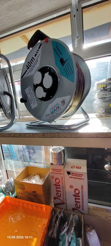 Кабельный удлинитель на катушке 40 м (3 розетки, «Тяжёлая нагрузка») на полке, ниже воздуховоды Vento, коробка Bylion, лотки