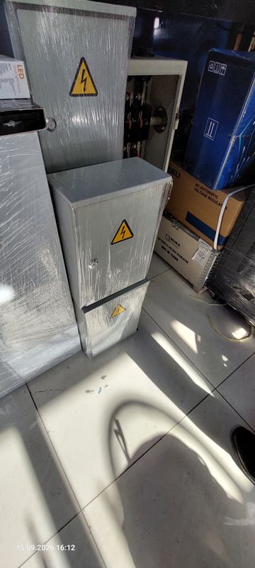 Металлические электрощиты в плёнке и стабилизаторы напряжения Nura Electric в коробках