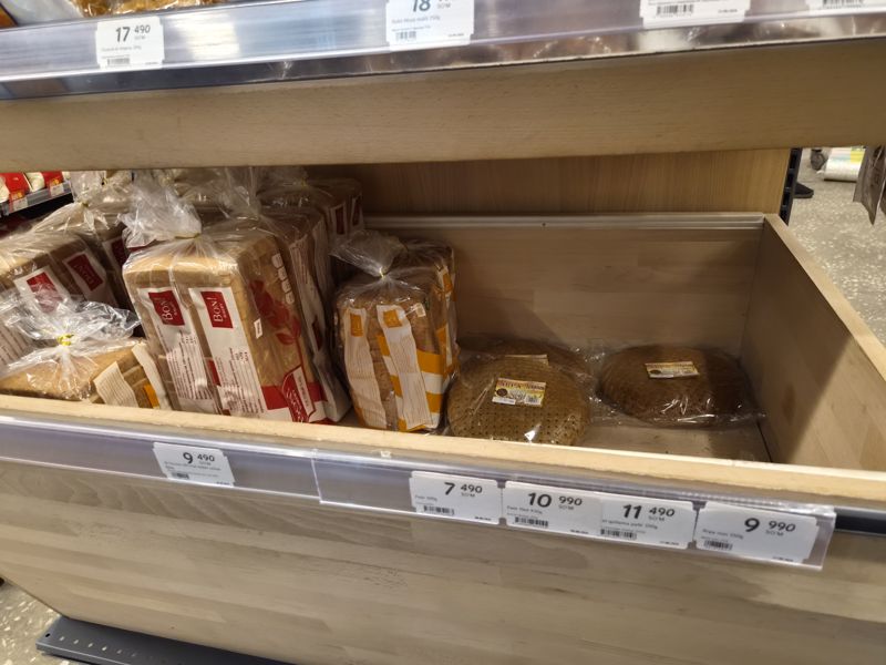 Нижняя полка хлеба: тостовый хлеб Bon Bakery, патыр, арпа нон