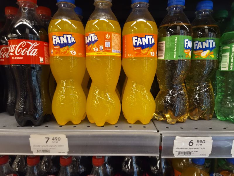 Fanta в ПЭТ на полке напитков