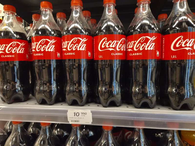 Coca-Cola Classic 1 л в ПЭТ на полке
