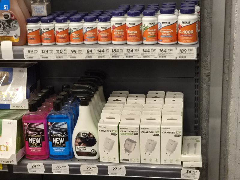 Полка БАДов NOW Foods и полка автохимии и зарядок Zerovoke