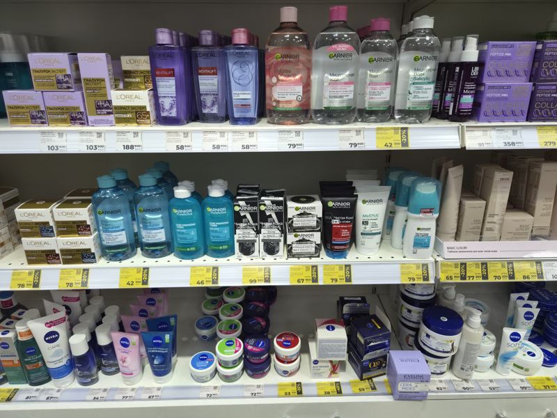 Полка с косметикой L'Oreal, Garnier, Librederm, Nivea, Vivienne Sabo; белые и жёлтые ценники со скидкой 20-45%