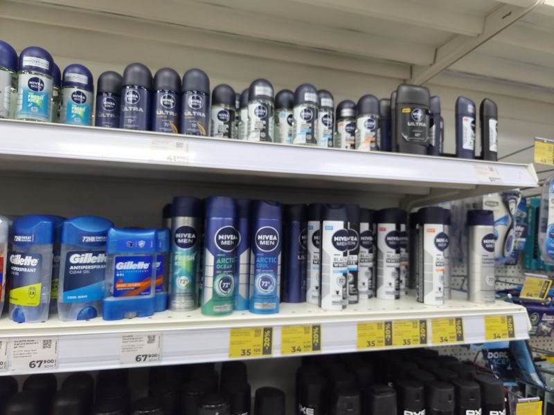 Витрина с дезодорантами Nivea Men и Gillette, снимок не в фокусе