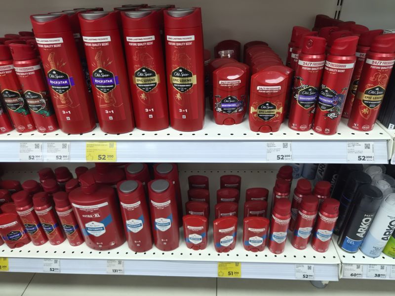 Полки с гелями для душа и дезодорантами Old Spice, жёлтые и белые ценники