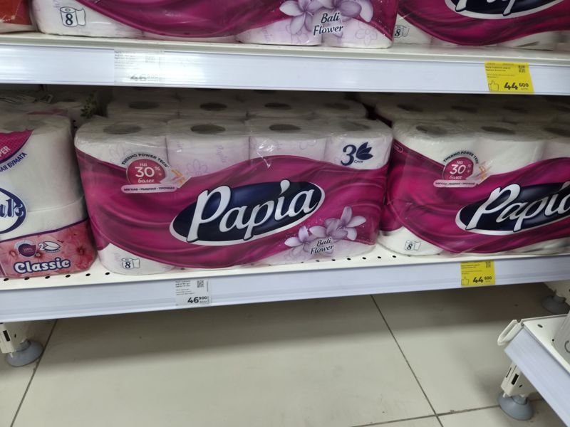 Полки с туалетной бумагой Papia, ценники на планках: белый и жёлтый с «пальцем вверх»