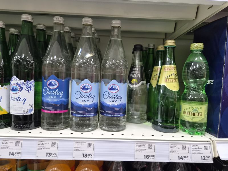 Полка с водой Chortoq, Nabeghlavi и лимонадом Geo Natura в стекле и пластике, белые ценники под полкой