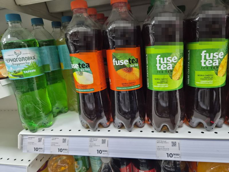 Полка с холодным чаем Fuse Tea и лимонадами Черноголовка в бутылках 1 л, белые ценники под полкой