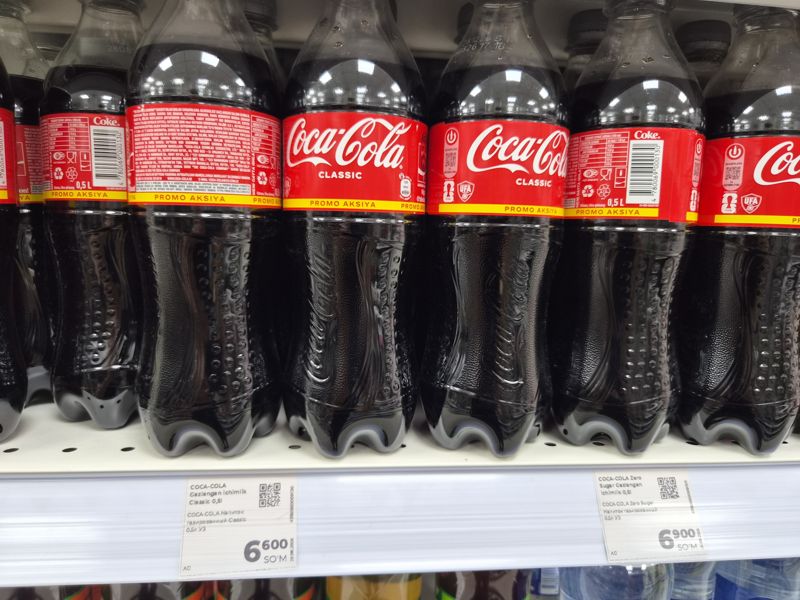 Полка с Coca-Cola в бутылках 0,5 л, белые ценники под полкой