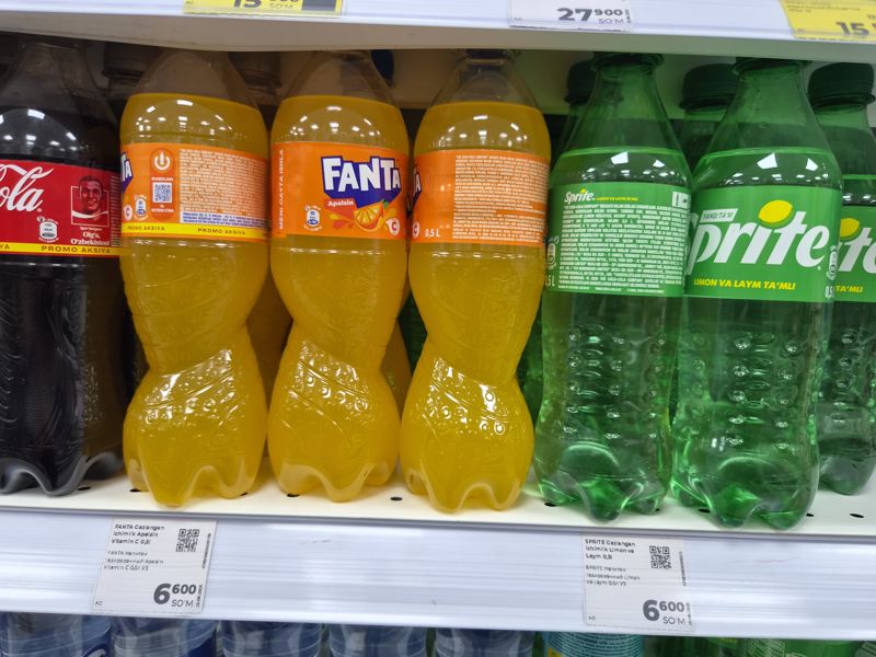 Полка с Fanta и Sprite в бутылках 0,5 л, белые ценники под полкой