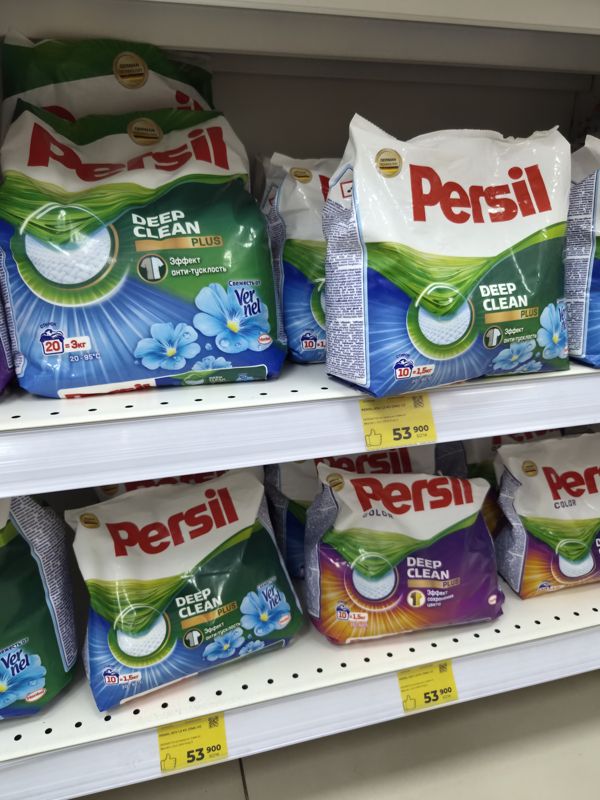 Стеллаж с порошками Persil: жёлтые ценники с пометкой «большой палец»