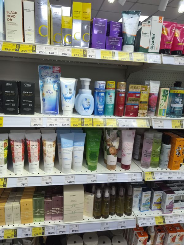 Тот же стеллаж косметики сверху вниз: Missha, Hada Labo, TonyMoly, Compliment, Mixit, жёлтые ценники со скидками