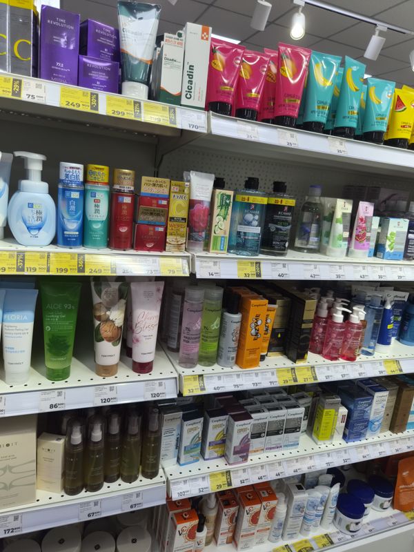 Стеллаж косметики сверху вниз: Missha, Самый сок, Hada Labo, Я Самая, TonyMoly, Compliment, Mixit; жёлтые и белые ценники