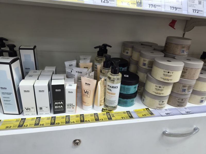 Нижняя часть полки Likato Professional и скрабов Mixit, жёлтые ценники со скидками внахлёст, белые справа
