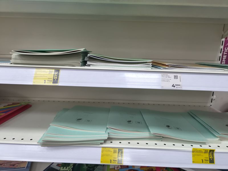Полки с тетрадями в линейку: жёлтые ценники со скидкой -51% и белый ценник