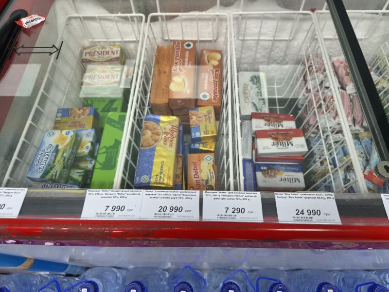 Морозильный ларь со сливочным маслом, маргарином и спредами, ценники на бортике