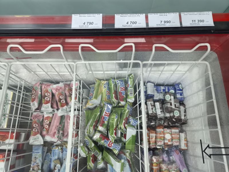 Морозильный ларь с глазированными сырками, верхний ряд ценников на поручне ларя