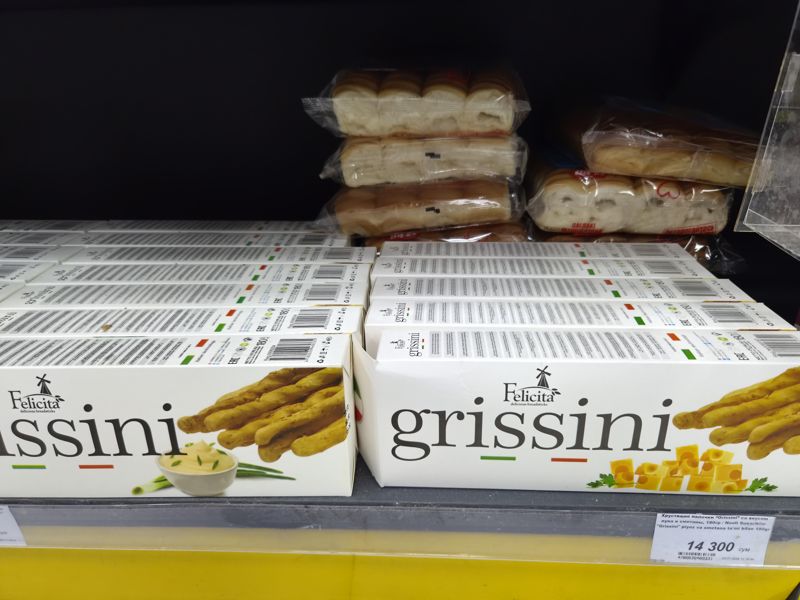 Полка с хрустящими палочками Grissini (Felicita) и булочками в плёнке