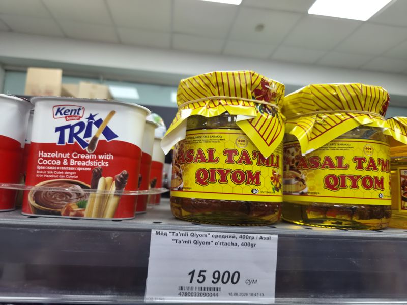 Полка с мёдом Ta'mli Qiyom в банках и шоколадной пастой Trix, белый ценник