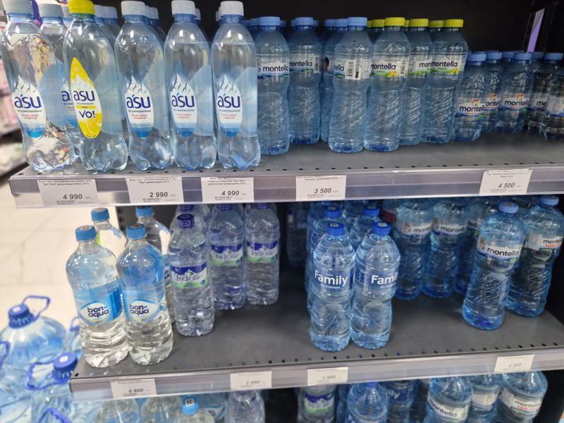 Полки с питьевой водой: Asu, Montella, Bonaqua, Hydrolife, Family; белые ценники