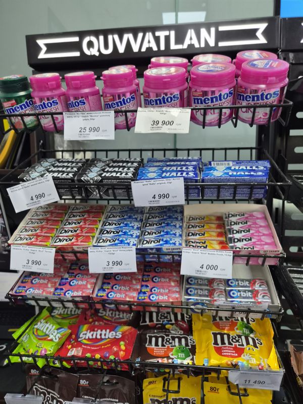 Прикассовая стойка с жевательной резинкой Mentos, Dirol, Orbit, леденцами Halls и драже M&M's и Skittles