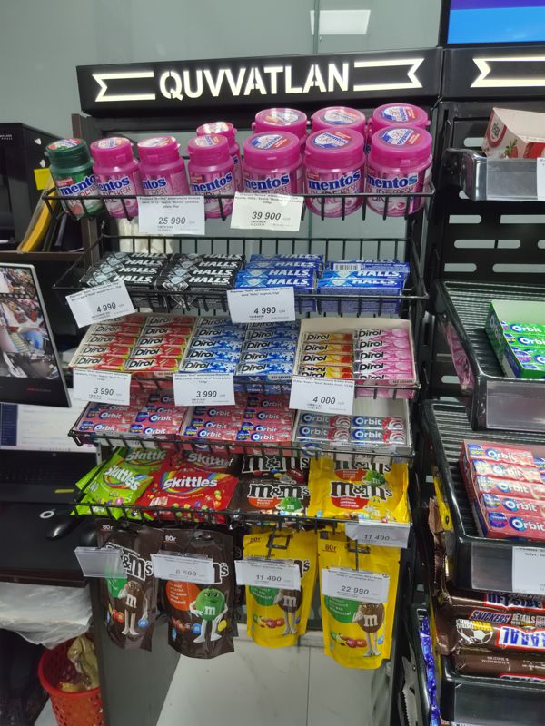 Прикассовая стойка с жевательной резинкой Mentos, Dirol, Orbit, леденцами Halls и драже M&M's и Skittles