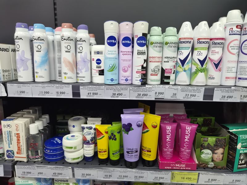 Полка антиперспирантов (Emotion, Nivea, Garnier, Rexona, Deonica) и кремов и средств для волос (Nivea, Самый Сок, My Muse, Trichup) с полочными ценниками