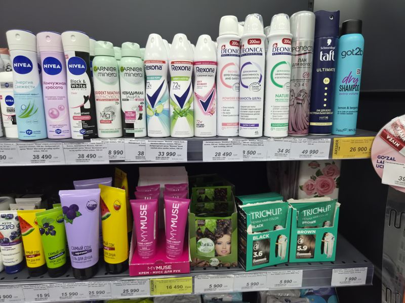 Полка антиперспирантов Nivea, Garnier, Rexona, Deonica, лаков и геля-воска Taft, кремов Самый Сок, My Muse, хны Trichup и Vatika, прокладок Free Style с ценниками